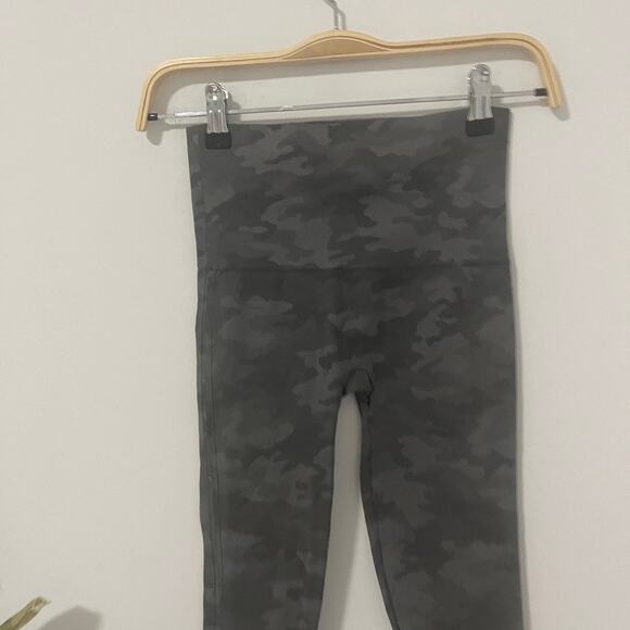 Spanx Look At Me Now Gray Camo Cropped Leggings Size Small - Picture 3 of 4